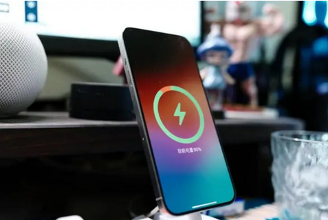 抱罗镇苹果15换屏服务分享用什么充电器给iPhone15充电更好 